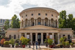 19th-arrondissement;-Architectural-heritage;-Claude-Nicolas-Ledoux;-Colonnade;-Contemporary-art-gallery;-Esplanade;-France;-Historic-monument;-Île-de-France-region;-Kaleidos;-Kaleidos-images;-La-parole-à-limage;-Neoclassical-architecture;-Paris;-Parisian-heritage;-Pedestrians;-Propylaea;-Restaurant;-Rotonde-de-la-Villette;-Stories-Pictures;-Summer-2026;-Tarek-Charara;-Toll-gate;-Triangular-pediment